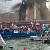 Imagen de la gabarra en la ría de Bilbao Imagen de la gabarra en la ría de Bilbao