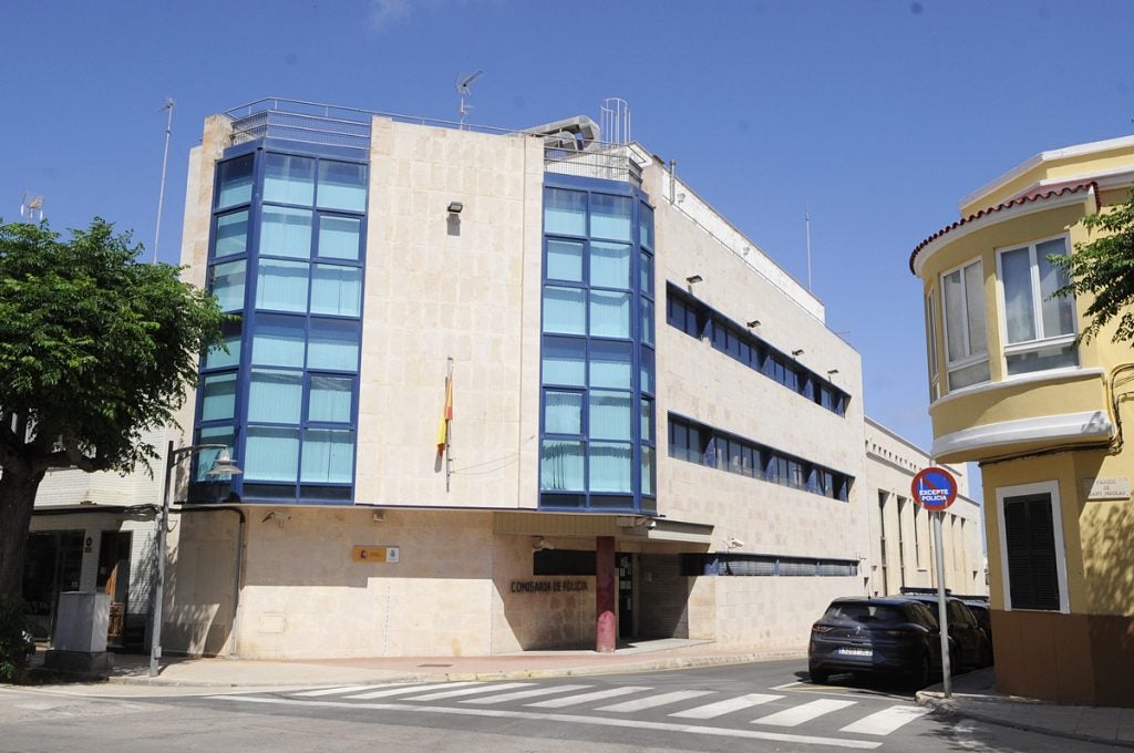Detenido in fraganti un ladrón que intentaba entrar en comercios de Ciutadella Detenido in fraganti un ladrón que intentaba entrar en comercios de Ciutadella