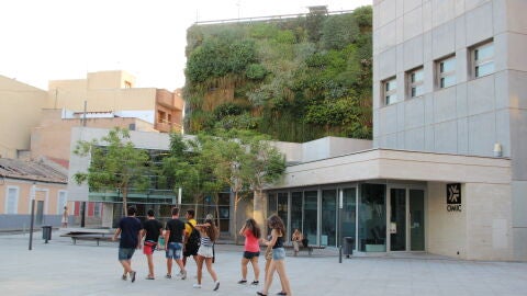 Imagen de la biblioteca y del jard&iacute;n vertical de San Vicente del Raspeig