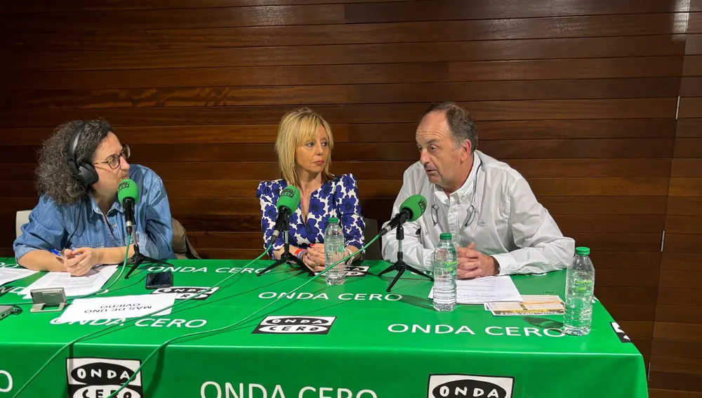 Elena Zapico, concejala de Turismo de Aller, y Benigno Tomé, director de la residencia Spa de Felechosa