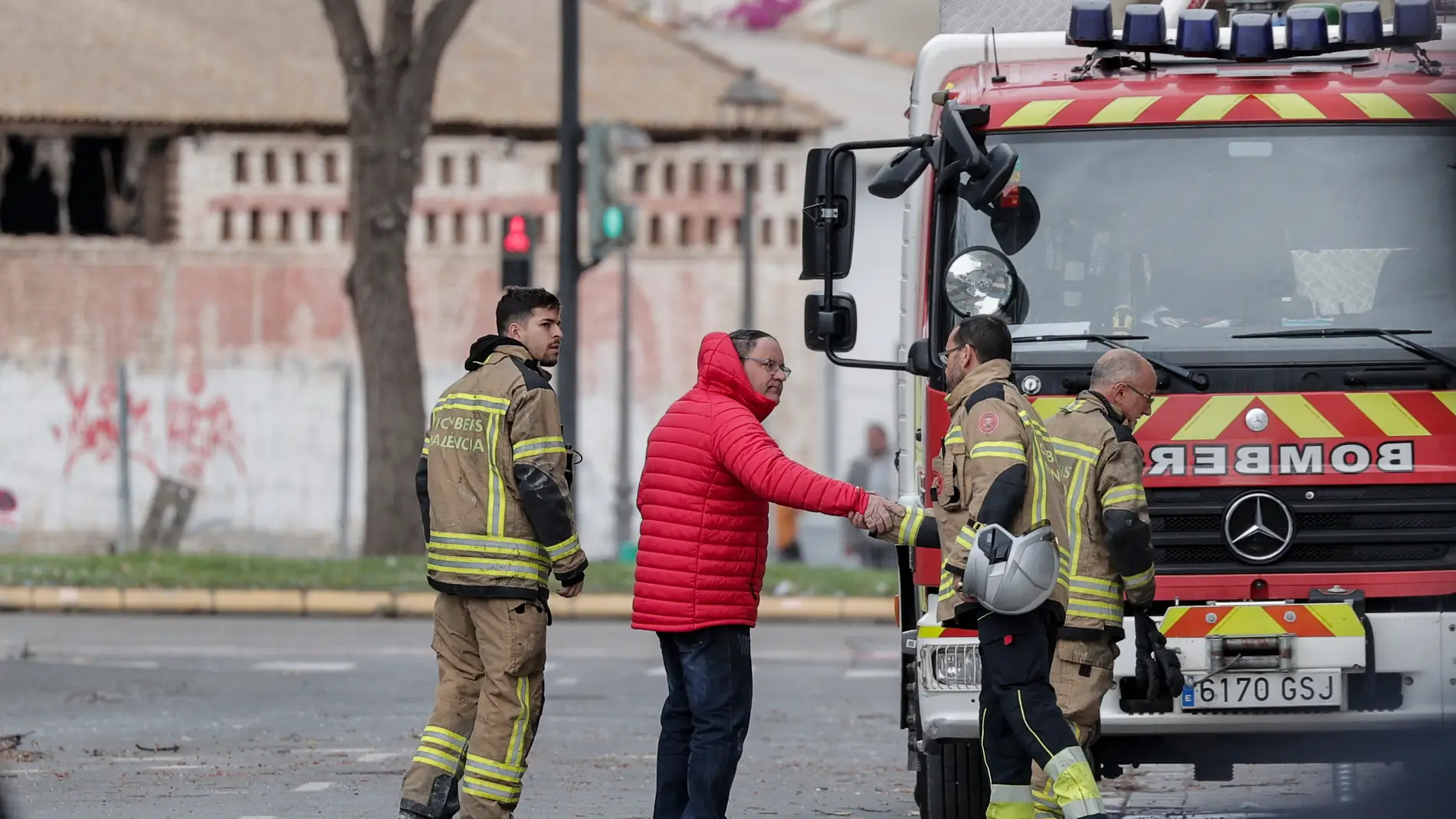 Julián, el portero del edificio devastado por un incendio en el barrio de Campanar de València, con los bomberos en el lugar del siniestro. 