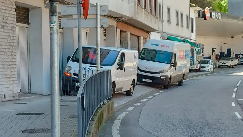 Los bolardos de Infanzón impiden el reparto y se ven obligados a estacionar en otras alternativas.