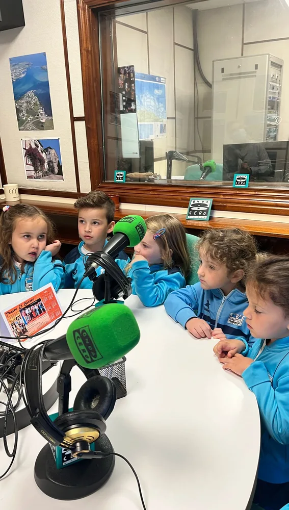 Una veintena de alumnos del José García de Luarca visito OCR-Luarca. Una veintena de alumnos del José García de Luarca visito OCR-Luarca.