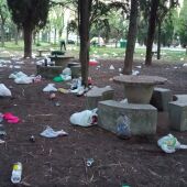 Una fiesta universitaria deja el entorno de Salas repleto de basura