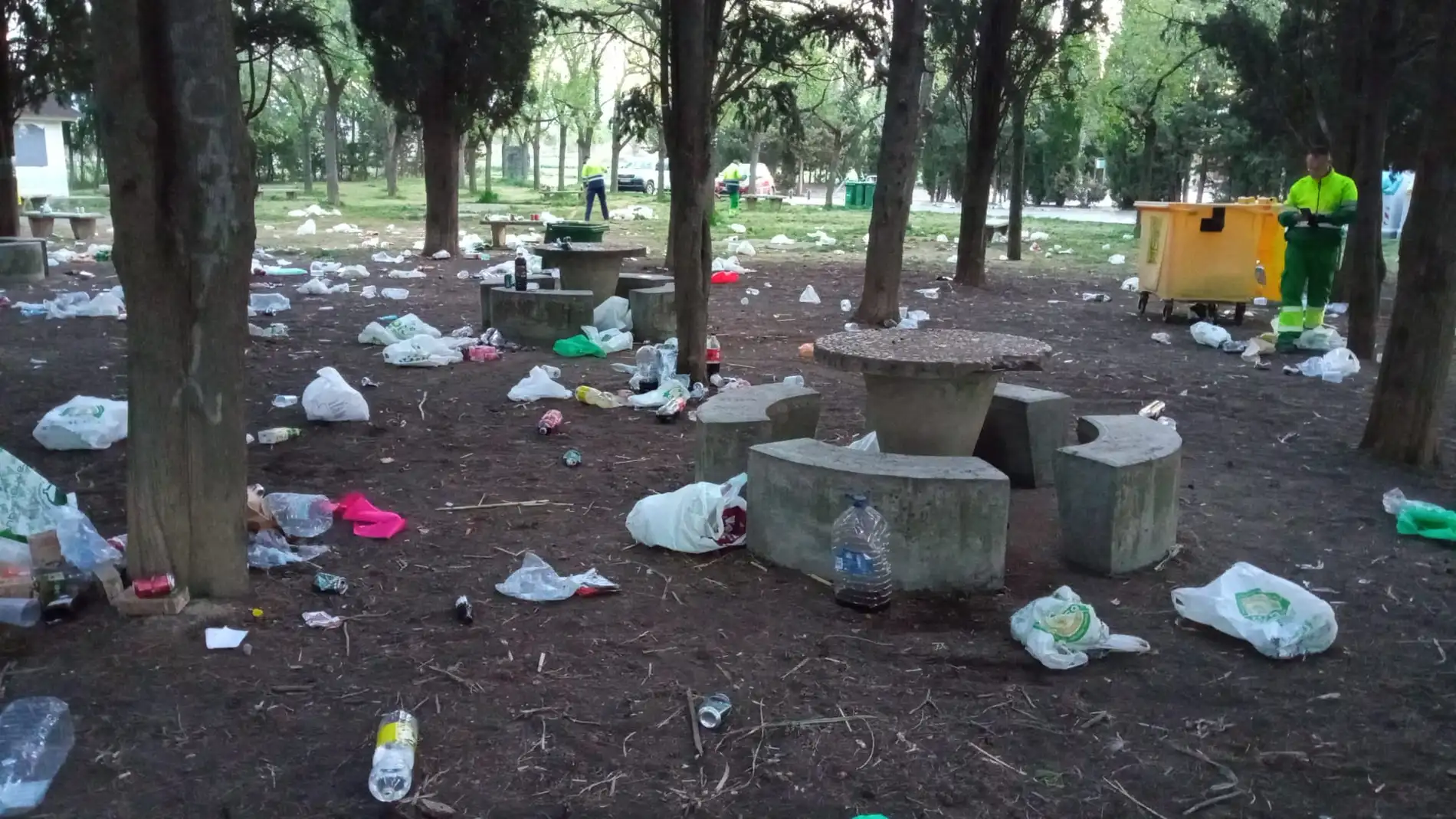 Una fiesta universitaria deja el entorno de Salas repleto de basura