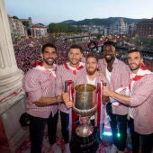 Raúl García, De Marcos, Muniain, Iñaki Williams y Lekue posan con la Copa del Rey en el Ayuntamiento de Bilbao