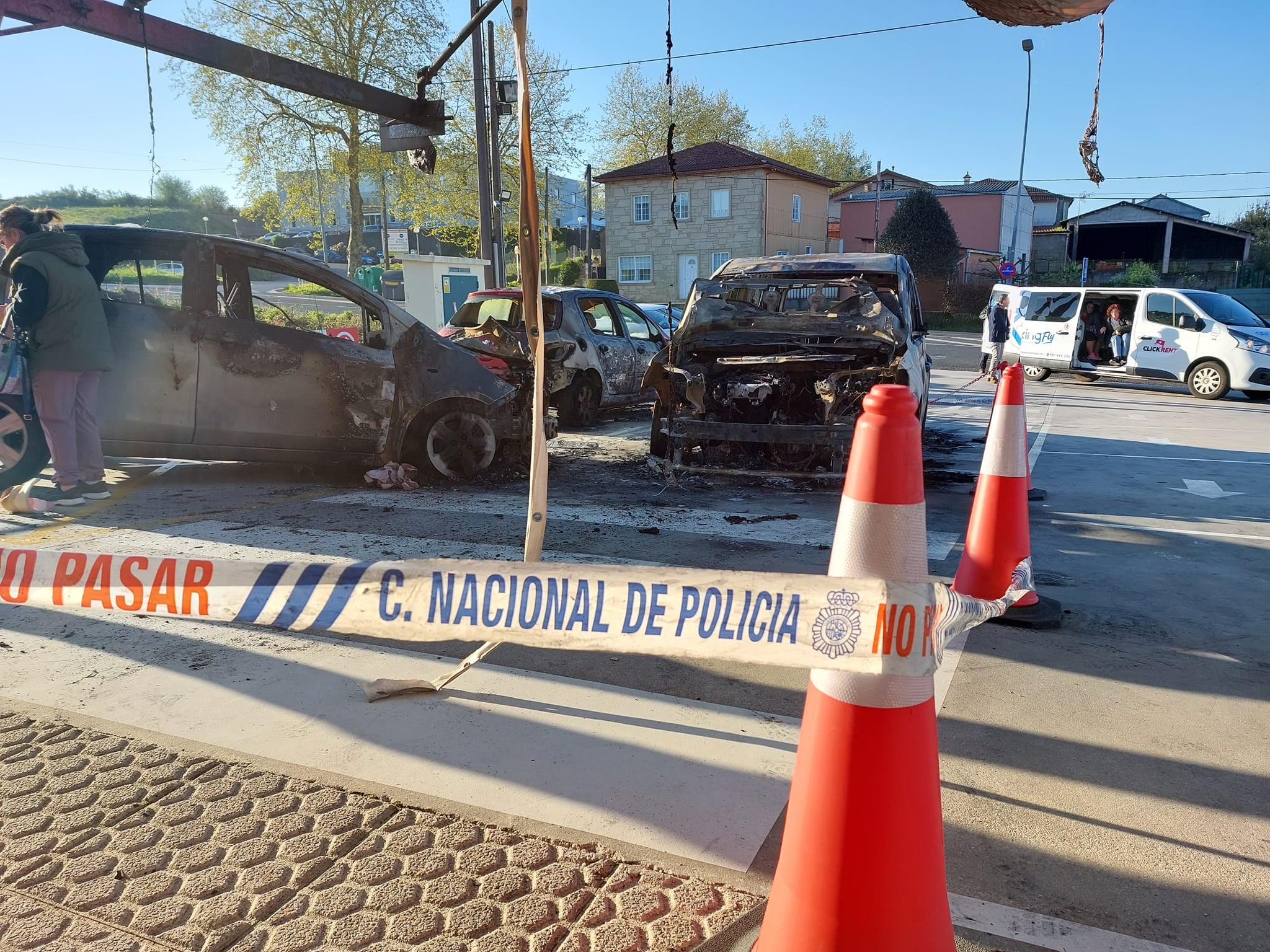 Un hombre incendia varios vehículos de una empresa de alquiler en Lavacolla tras agredir a los empleados Un hombre incendia varios vehículos de una empresa de alquiler en Lavacolla tras agredir a los empleados
