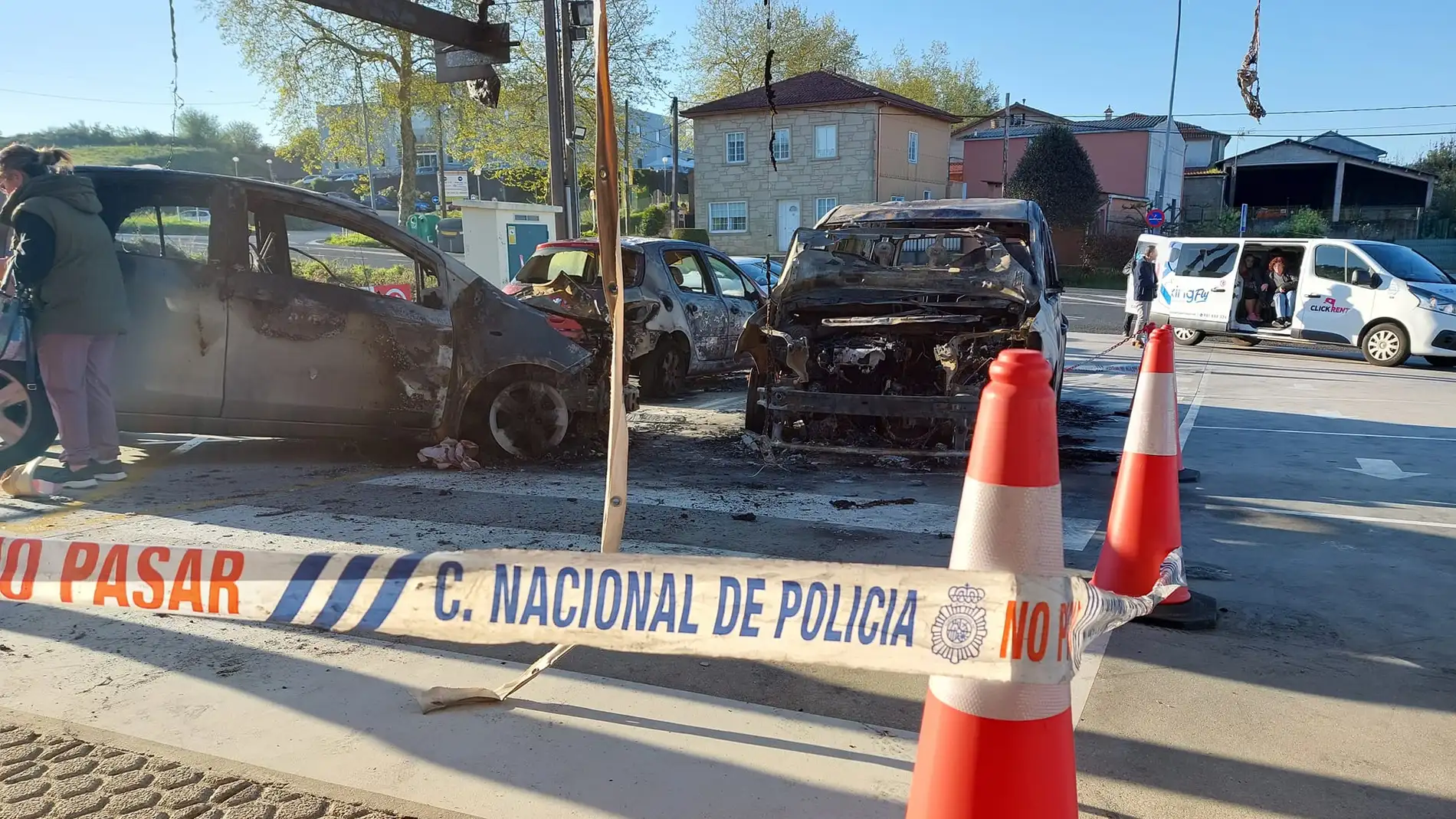 Un hombre incendia varios vehículos de una empresa de alquiler en Lavacolla tras agredir a los empleados