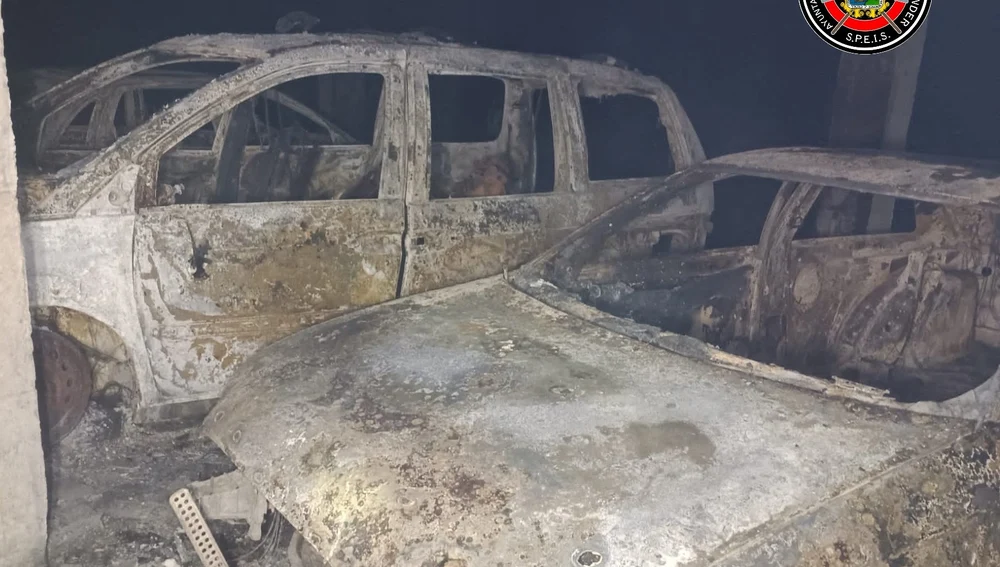 Así han quedado los coches afectados por el incendio de un garaje en Santander en el que han intervenido los Bomberos 