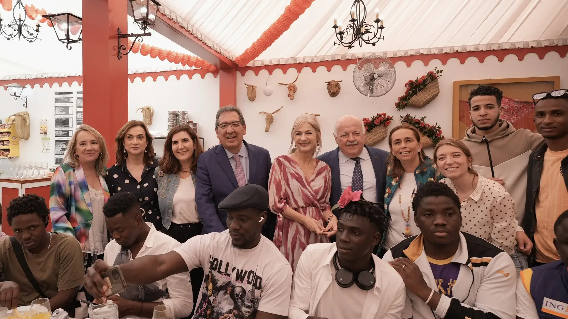 La Fundación Cajasol inaugura la Feria de Abril con su tradicional almuerzo en el Real con entidades sociales y asociaciones