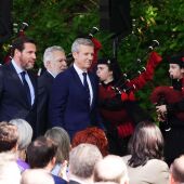 Imagen de la entrada en el acto de Alfonso Rueda acompañado por el presidente del Parlamento de Galicia y el ministro de Transportes. EP