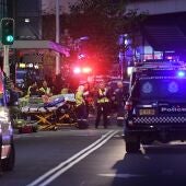 Los servicios de emergencia atienden a los heridos en el centro comercial de Sídney (Australia) donde se ha producido el apuñalamiento de varias personas