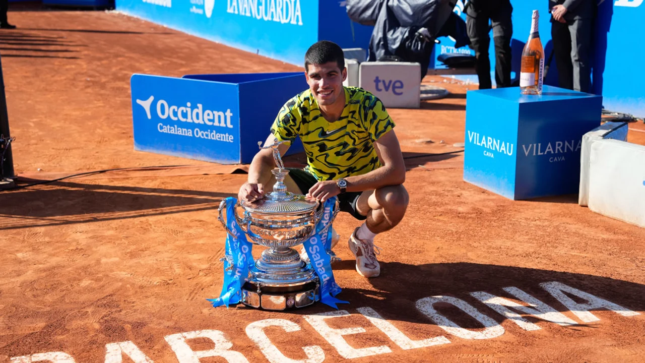 El tenista español Carlos Alcaraz celebra su victoria en la final del Godó (Barcelona Open Banc Sabadell-Trofeo Conde de Godó 2023), en una foto de archivo.