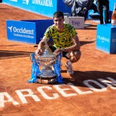 El tenista español Carlos Alcaraz celebra su victoria en la final del Godó (Barcelona Open Banc Sabadell-Trofeo Conde de Godó 2023), en una foto de archivo. 