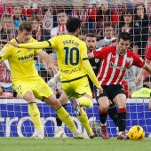 El centrocampista del Villarreal, Dani Parejo, se dispone a golpear el balón 