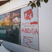 Pintadas en el ventanal de la sede de IU Valdepeñas