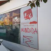 Pintadas en el ventanal de la sede de IU Valdepeñas Pintadas en el ventanal de la sede de IU Valdepeñas