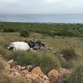 Camión hormigonera que se ha despeñado en la zona del Cabo de Santa Pola.
