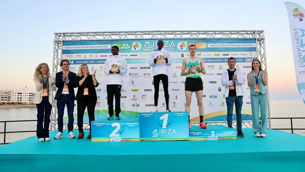 Podium de la categoría masculina en la distancia reina del Santa Eulària Ibiza Marathon