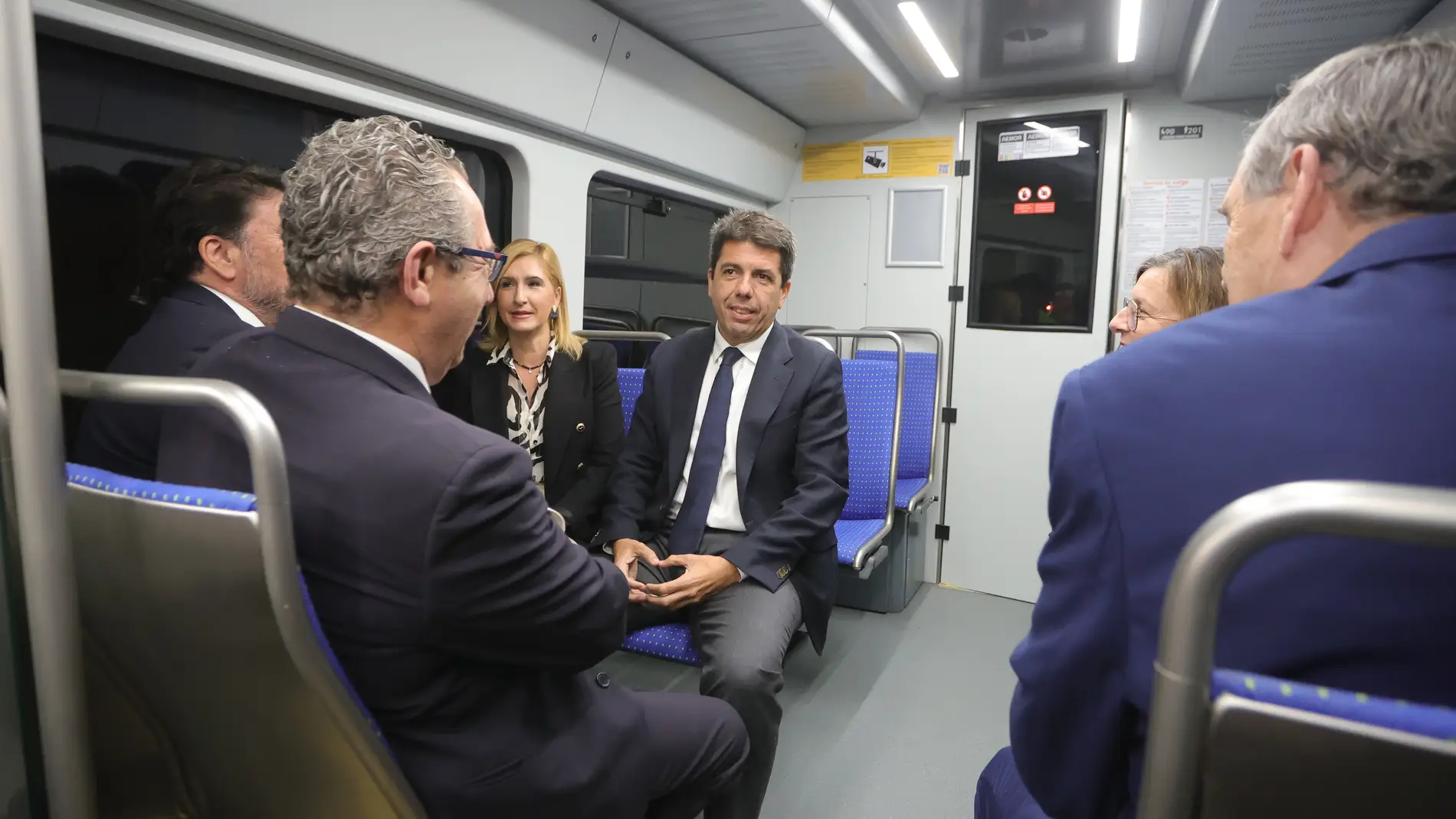Mazón y otras autoridades durante una visita reciente a la estación de Luceros