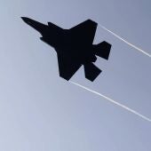 Un avión de combate israelí F35 despega desde un lugar no revelado en el centro de Israel.