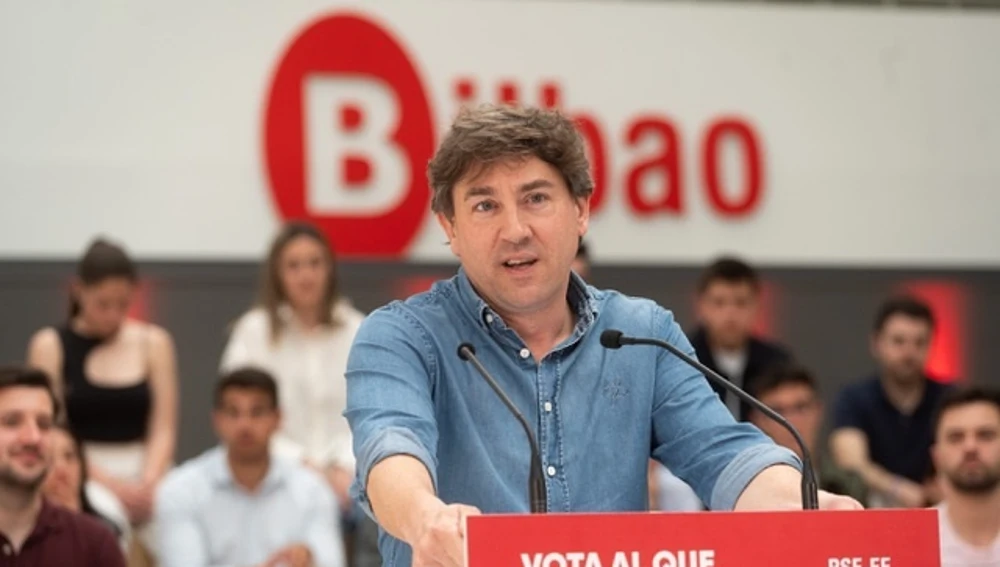 El candidato del PSE a lehendakari, Eneko Andueza, durante la campaña para las elecciones vascas