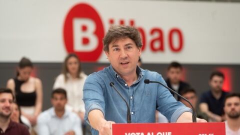 El candidato del PSE a lehendakari, Eneko Andueza, durante la campaña para las elecciones vascas