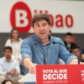 El candidato del PSE a lehendakari, Eneko Andueza, durante la campaña para las elecciones vascas