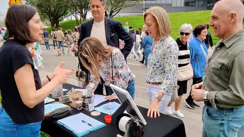 Campaña de recogida de firmas por el vial de Jove Campaña de recogida de firmas por el vial de Jove