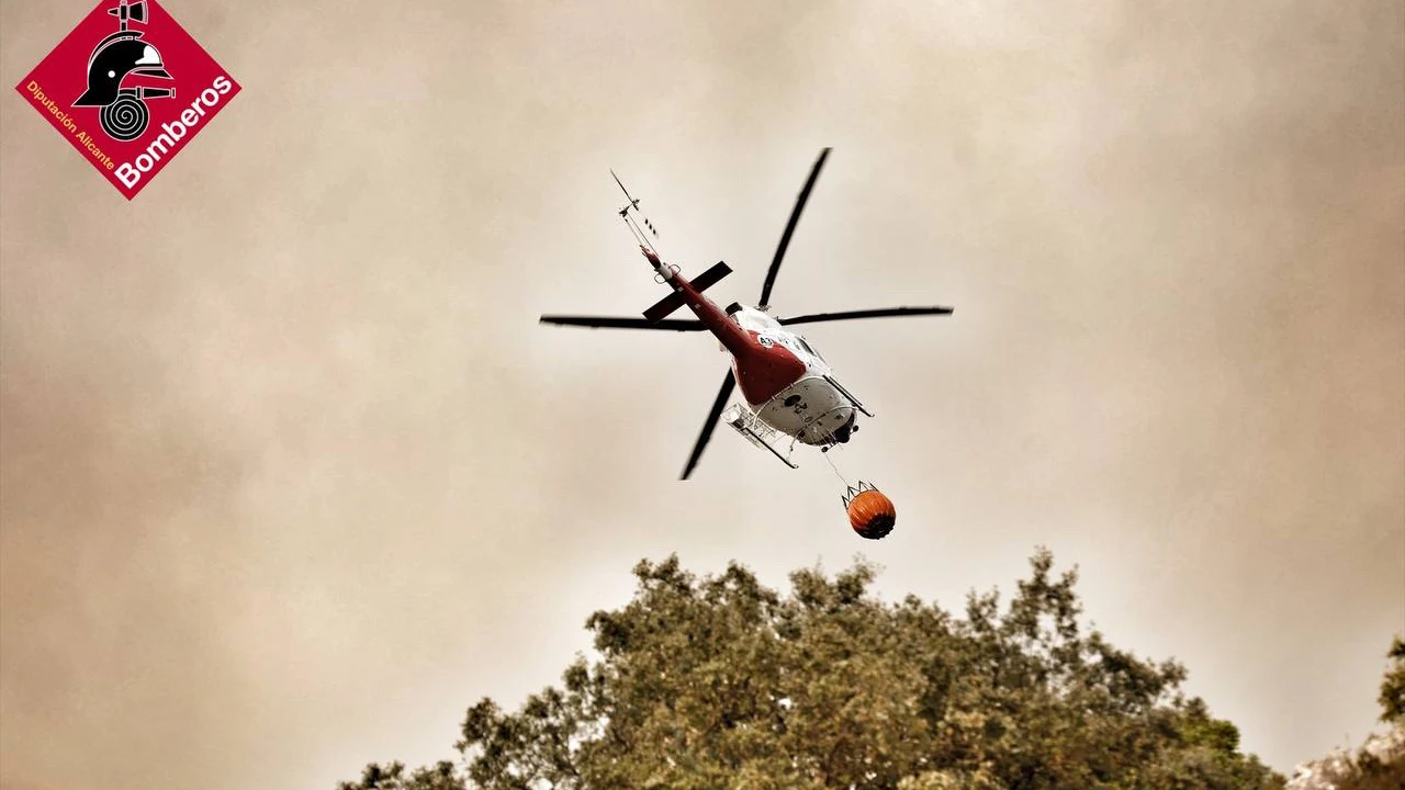 Los medios aéreos siguen luchando contra el fuego en Tárbena (Alicante)