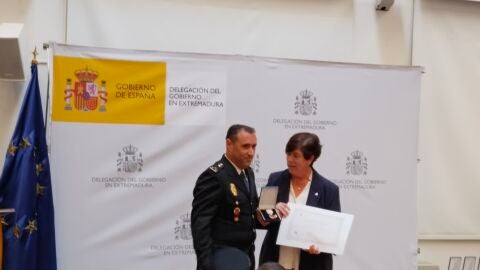 Momento en el que el Inspector del Cuerpo Nacional de Polic&iacute;a, Diego Alberto Casquero Arias, recib&iacute;a la Medalla al M&eacute;rito de Protecci&oacute;n Civil en categor&iacute;a de bronce con distintivo blanco.