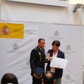 Momento en el que el Inspector del Cuerpo Nacional de Policía, Diego Alberto Casquero Arias, recibía la Medalla al Mérito de Protección Civil en categoría de bronce con distintivo blanco.