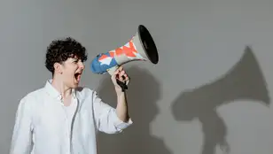 Un hombre gritando con un megáfono