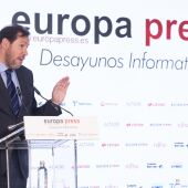 El ministro de Transportes y Movilidad Sostenible, Óscar Puente, interviene durante un desayuno informativo de Europa Press, en el hotel Rosewood Villa Magna, a 15 de abril de 2024, en Madrid (España)