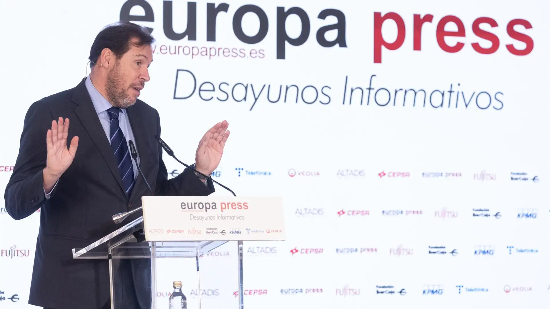 El ministro de Transportes y Movilidad Sostenible, Óscar Puente, interviene durante un desayuno informativo de Europa Press, en el hotel Rosewood Villa Magna, a 15 de abril de 2024, en Madrid (España)