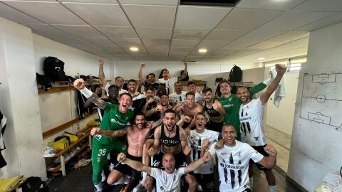 Celebraci&oacute;n de la plantilla del Orihuela CF tras su triunfo en C&aacute;diz