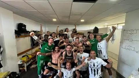 Celebración de la plantilla del Orihuela CF tras su triunfo en Cádiz Celebración de la plantilla del Orihuela CF tras su triunfo en Cádiz