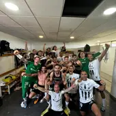 Celebración de la plantilla del Orihuela CF tras su triunfo en Cádiz Celebración de la plantilla del Orihuela CF tras su triunfo en Cádiz