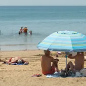 Altas temperaturas y la calima hoy sábado en Lanzarote. Turistas combaten el calor en las playas en Puerto del Carmen, municipio de Tías. Altas temperaturas y la calima hoy sábado en Lanzarote. Turistas combaten el calor en las playas en Puerto del Carmen, municipio de Tías.
