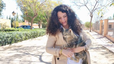 La concejala de Sanidad, Cristina Cutanda, con un gato acogido en la protectora