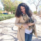 La concejala de Sanidad, Cristina Cutanda, con un gato acogido en la protectora