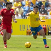 El delantero del Sevilla Isaac Romero y el centrocampista del UD Las Palmas Alberto Moleiro, durante el partido correspondiente a la jornada 31 de LaLiga EA Sports que disputan este domingo en el Estadio de Gran Canaria