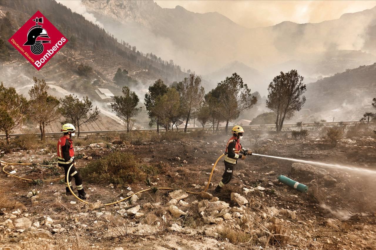 Se reducen a 500 las Hectáreas afectadas por el incendio de Tárbena según la última revisión de bomberos Se reducen a 500 las Hectáreas afectadas por el incendio de Tárbena según la última revisión de bomberos