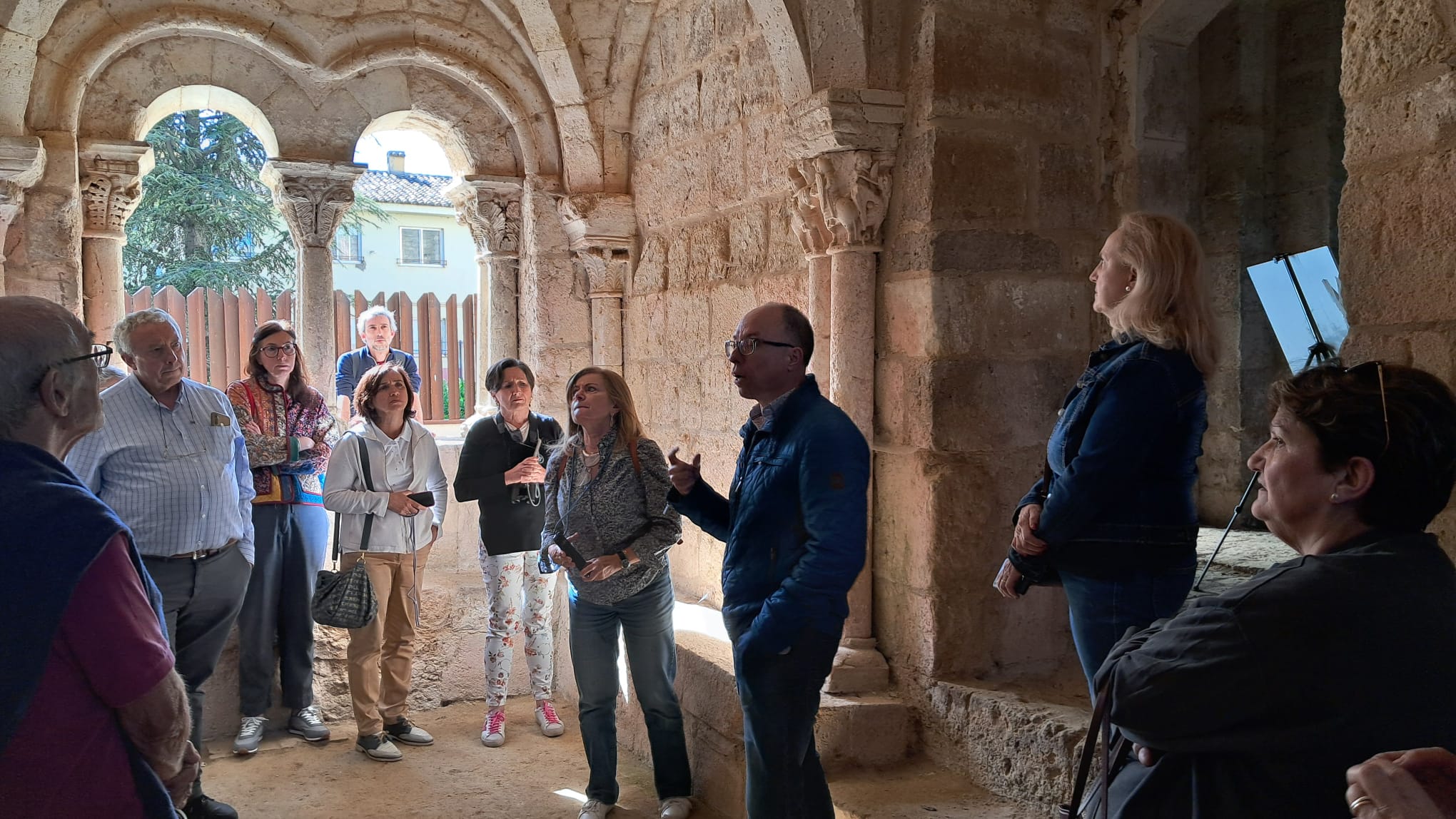 La Fundación Santa María la Real permite que medio centenar de personas se adentran en las múltiples funciones del monasterio románico La Fundación Santa María la Real permite que medio centenar de personas se adentran en las múltiples funciones del monasterio románico