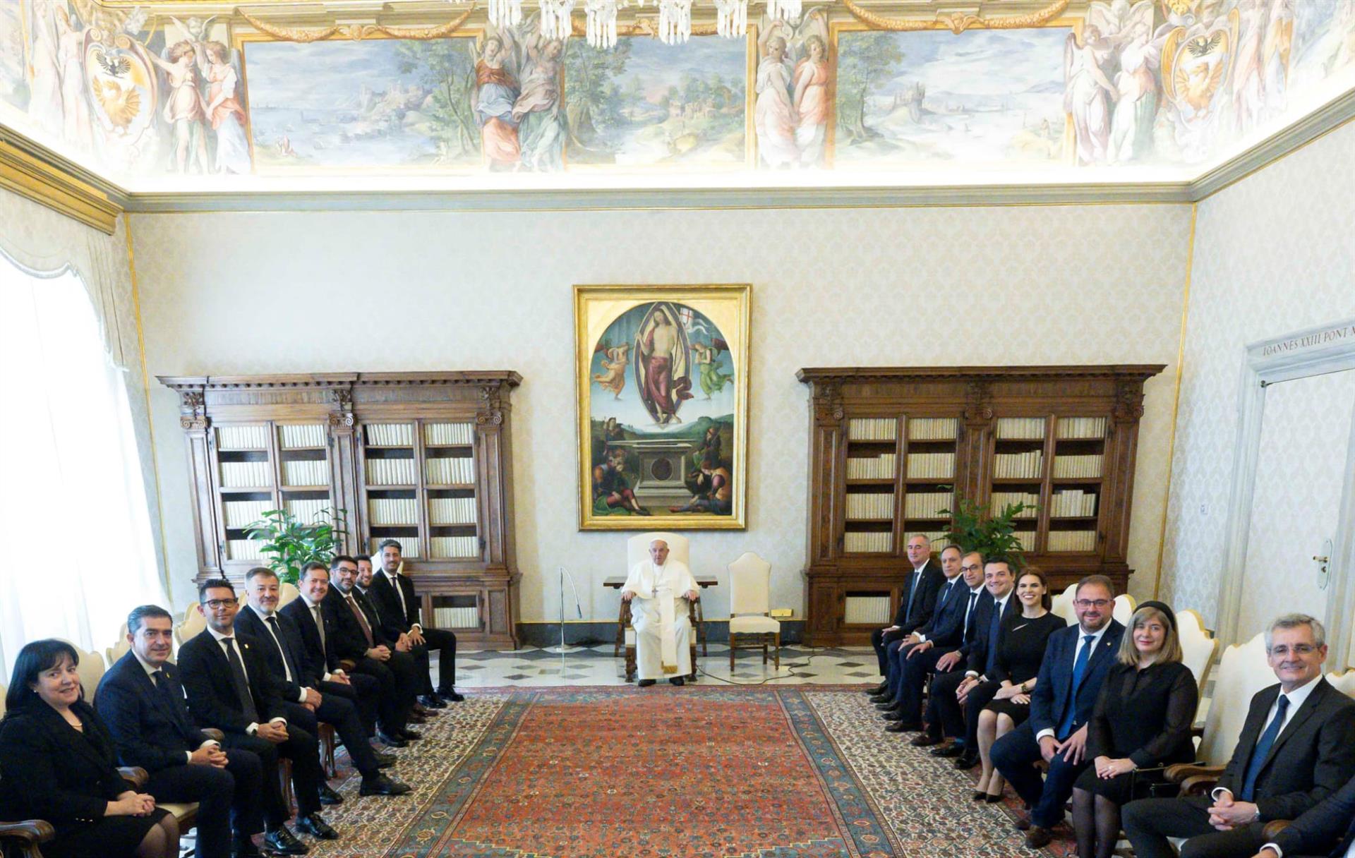 Mateos y Osuna recibidos en audiencia privada por el Papa Francisco junto a los alcaldes del Grupo de Ciudades Patrimonio de España Mateos y Osuna recibidos en audiencia privada por el Papa Francisco junto a los alcaldes del Grupo de Ciudades Patrimonio de España