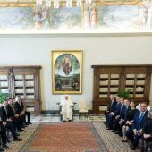 Mateos y Osuna recibidos en audiencia privada por el Papa Francisco junto a los alcaldes del Grupo de Ciudades Patrimonio de España