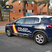 Dotación de la Policía Nacional junto a la Comisaría de Elche. Dotación de la Policía Nacional junto a la Comisaría de Elche.