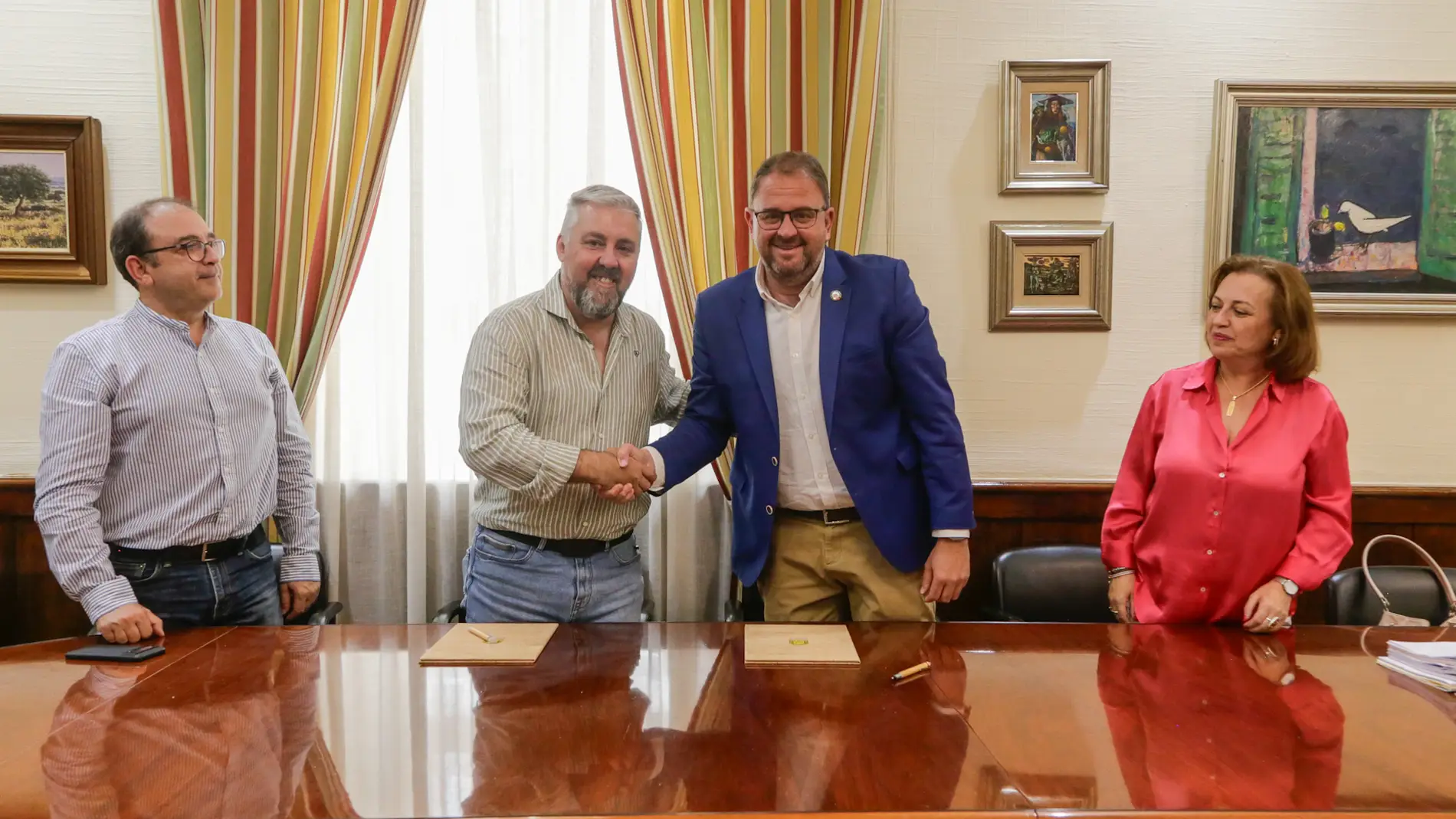 El presidente de la Plataforma del Voluntariado de Mérida, David Tobaja, y el alcalde, Antonio Rodríguez Osuna, tras la firma del convenio