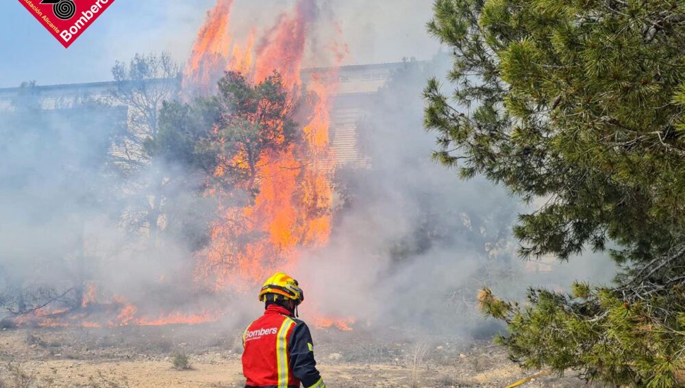 Incendio junto al Palau en Benidorm