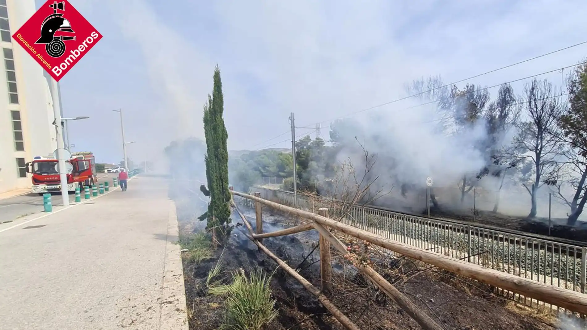 Susto en Benidorm por un incendio originado junto al Palau d’Esports